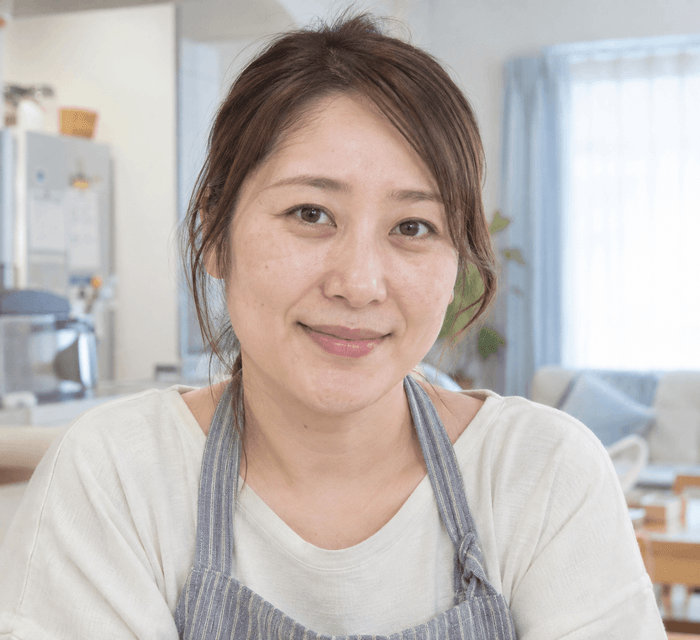 笑顔の主婦女性