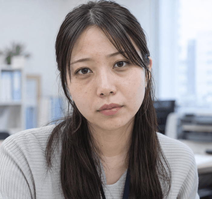 スマートフォンを持つ会社員女性