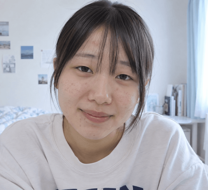 笑顔の学生女性